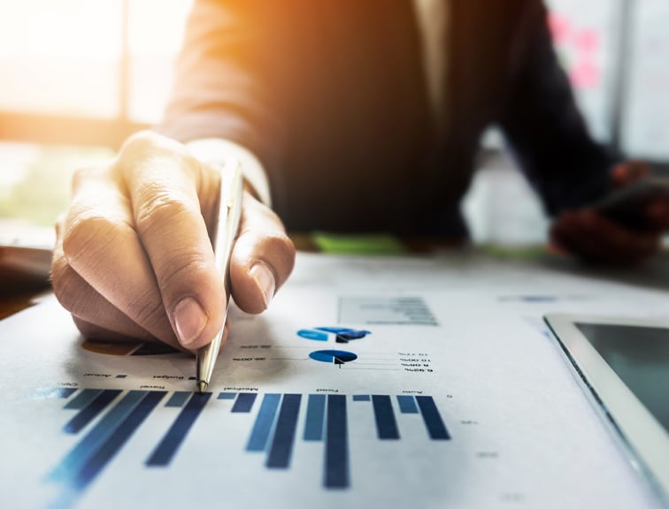 Un investisseur lisant des graphiques financiers